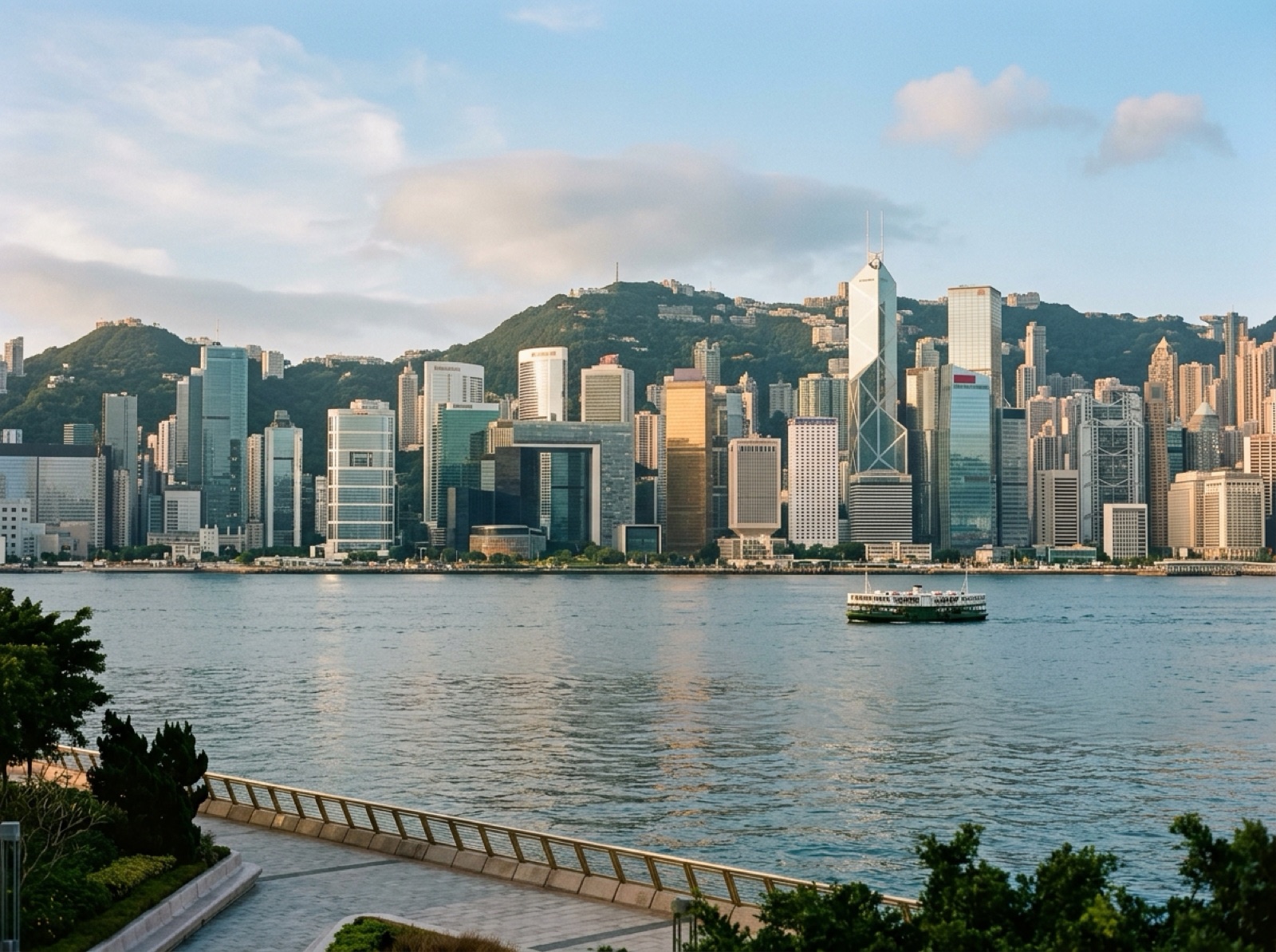晴日下的维多利亚港与香港天际线